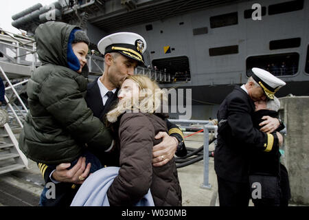 USS John C Stennis kommandierenden Offizier, Kapitän Ronald Reis Umarmungen seiner Familie, (L), während die hintere Adm. Craig Faller, Streik Gruppenkommandant, umarmt seine Frau Martha nach dem 1.092 m langen Flugzeugträger in seinen Heimathafen am März 2, 2012 an der Naval Station Kitsap in Bremerton, Washington gezogen. Der Träger und seine 3.200 Besatzungsmitglieder kamen Freitag nach einem sechsmonatigen Einsatz zur Unterstützung der Länder des Nahen und Mittleren Ostens. UPI/Jim Bryant Stockfoto