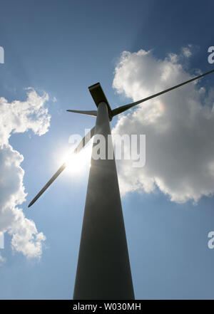 Eine der sechs Windkraftanlagen des Somerset Windparks ist gegen die Wolken und Sonne als die Klingen, die am 19. Juni drehen, 2012 in der Nähe von Somerset, Pennsylvania gezeigt. Der Windpark ist seit 2001 gewesen und die sechs GE 1,5 MW-Turbinen produzieren Strom für 3.400 Haushalte. Pläne, eine 30-turbine Shaffer Berg Windpark zu entwickeln, in der Nähe waren am 12. Juni verschrottet, 2012 aufgrund von Umwelt- und Bewohner betrifft. Die Windkraft hat in den Vereinigten Staaten in den letzten zehn Jahren erweitert und ist jetzt etwa 3 Prozent aller elektrischen Strom im Land. UPI/Pat Benic Stockfoto