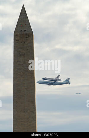 Das Space Shuttle Discovery auf dem NASA-Shuttle Carrier Aircraft, einer modifizierten Verbeugung 747, fliegen hinter dem Washington Monument auf dem Weg zum Smithsonian National Air und Space Museum Virginia Anhang für die ständige Anzeige am 17. April 2012 in Washington, DC. Das Shuttle flog über die Hauptstadt der Nation auf 1500 Meter und bietet einen tollen Blick für Bewohner und Touristen vor der Landung am Dulles International Airport. UPI/Pat Benic Stockfoto