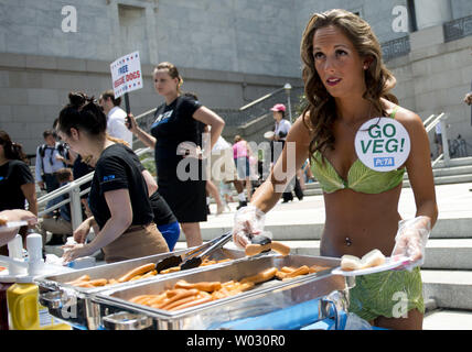 Ein PETA Modell Hände, die vegane Hotdogs vor dem Haus Rayburn Bürogebäude am 11. Juli, 2012 in Washington, D.C. Die Aktion Markierungen nationalen Veggie Dog Day, 1 Jahr Antwort von PETA auf die Fleischindustrie nationalen Hot Dog Monat. UPI/Kevin Dietsch Stockfoto