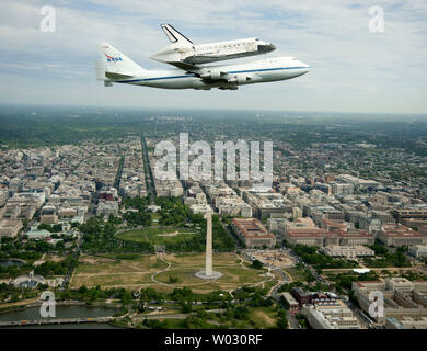 Space Shuttle Discovery, montiert auf einem NASA 747 Shuttle Carrier Aircraft (SCA), über den Washington Skyline von einem NASA-T-38 Flugzeuge, 17. April 2012 fliegt. Discovery, der erste Orbiter aus NASAÕs shuttle Flotte zurückgezogen, abgeschlossen 39 Missionen, verbrachte 365 Tage im Weltraum, umkreist die Erde 5,830 Mal, und reiste 148,221,675 Meilen. Die NASA wird die Erkennung der National Air und Space Museum Übertragung zu starten Die neue Aufgabe, die Leistungen der Vergangenheit im Raum zu gedenken und zu erziehen und die zukünftigen Generationen von Forschern inspirieren. UPI/NASA/Robert Markowitz Stockfoto