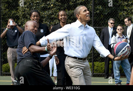 Us-Präsident Barack Obama spielt Basketball gegen Rentner NBA-Star Bruce Bowen, wie er in einem Basketball Klinik im Weißen Haus Ostereier Rollen auf dem Südrasen des Weißen Hauses in Washington, D.C. am 9. April 2012 teilnimmt. UPI/Kevin Dietsch Stockfoto