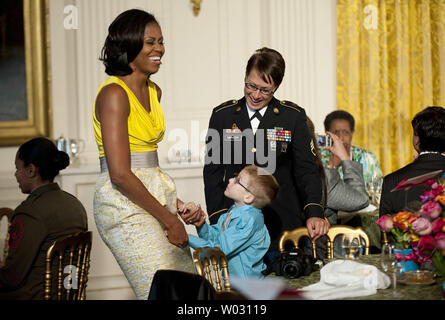 First Lady Michelle Obama begrüßt einen militärischen Familie als Sie hosts militärische Familien für Muttertag im Weißen Haus in Washington am 10. Mai 2012. Stockfoto