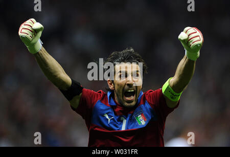 Gianluigi Buffon von Italien feiert seine Seite der Öffnung Ziel während der Euro 2012 Halbfinale Spiel in das Nationalstadion in Warschau, Polen am 28. Juni 2012. UPI/Chris Brunskill Stockfoto