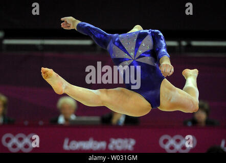 Die USA Alexandra Raisman führt ihr Tanz routine auf den Fußboden auf Gymnastik Qualifikation der Frauen am North Greenwich Arena während der Olympischen Sommerspiele 2012 in London in Greenwich, London Am 29. Juli 2012. Raisman Schlag heraus Mannschaftskamerad Jordyn Wieber, der Favorit für die Goldmedaille in der Frau Gymnastik zu gewinnen alle - um, für den Rund-um-Event zu qualifizieren. UPI/Pat Benic Stockfoto