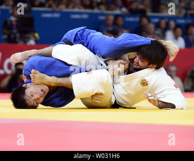 Mansur Isaev Russlands und Riki Nakaya von Japan in Aktion Während der Gold Medal Match in der Männer 73 kg Judo-Finale bei den Olympischen Spielen 2012 in London am 30. Juli 2012 in London. UPI/Ron Sachs Stockfoto