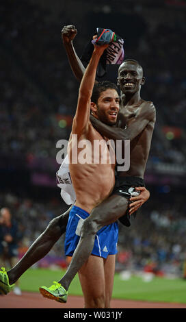 Goldmedaille Ezekiel Kemboi von Kenia (R) wird durch die Silbermedaille Mahiedine Mekhissi-Benabbad von Frankreich nach dem Gewinn der 3000 m Hindernis in der Leichtathletik bei den Olympischen Sommerspielen 2012 in London am 5. August 2012 aufgehoben, in London. UPI/Terry Schmitt Stockfoto