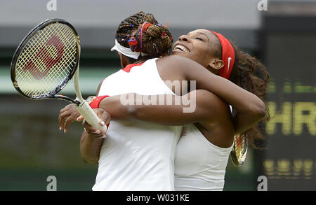 Venus (L) und Serena Williams der Vereinigten Staaten feiern nach dem Sieg über Andrea Hlavackova und Lucie Hradecka der tschechischen Republik 6-4, 6-4 die Goldmedaille bei den Frauen verdoppelt Goldmedaille Partie Tennis auf die Olympischen Spiele 2012 in London zu gewinnen, am 5. August 2012 in Wimbledon, London. UPI/Brian Kersey Stockfoto