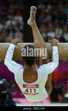 Die USA Gabrielle Douglas, Rund-um-goldmedaillengewinner, der Frau rutscht auf dem Schwebebalken während der Frauen Gymnastik Gerätefinale Konkurrenz an der North Greenwich Arena während der Olympischen Sommerspiele 2012 in London Greenwich, London Am 7. August 2012. Douglas beendete die vorletzte. Chinas Deng Linlin gewann den Gold, Chinas Sui Lu die Silber und USA Alexandra Raisman die Bronze. UPI/Pat Benic Stockfoto