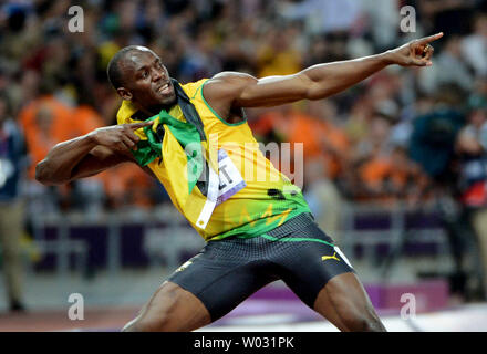 Jamaikas Usain Bolt feiert mit seinen traditionellen Pfeil Jubel nach dem Gewinn der Goldmedaille im 200 m-Finale bei den Olympischen Stadion während der Olympischen Sommerspiele 2012 in London im Olympischen Park in Stratford, London Am 9. August 2012. Die Schraube wurde der erste Olympiasieger der 100 m und 200 m Rennen in aufeinander folgenden Olympischen Spiele zu gewinnen. Seine Zeit: 19.32. Jamaika fegte die Rennen mit Mannschaftskameraden Yohan Blake, die Silber und Warren Wehr die Bronzemedaille. UPI/Pat Benic Stockfoto