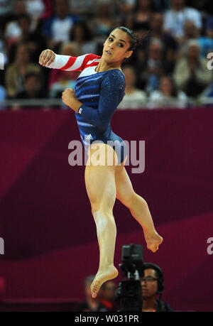 Die USA Alexandra Raisman führt ihre Goldmedaille routine auf dem Boden während der Frauen Gymnastik Gerätefinale Konkurrenz an der North Greenwich Arena während der Olympischen Sommerspiele 2012 in London Greenwich, London Am 7. August 2012. Die USA Alexandra Raisman gewann den Gold, Rumäniens Cataline Ponor die Silber und Russland Alijah Mustafina die Bronze. UPI/Pat Benic Stockfoto