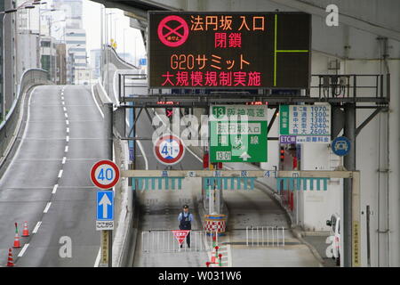 Ein Polizist regelt den Verkehr in der Nähe der Schnellstraße im Zentrum von Osaka, Japan am 27. Juni 2019. Führer der Welt versammeln sich für ein zweitägiges Gruppe von 20 Gipfel in Osaka am Freitag. Quelle: LBA/Alamy leben Nachrichten Stockfoto
