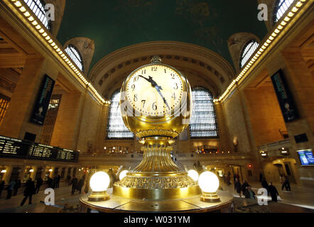 Die Grand Central Terminal Uhr sitzt über den Informationsstand in der Mitte des Bahnsteigs einen Tag vor dem Grand Central Terminal Centennial celebration in New York City am 31. Januar 2013. Grand Central ist die Weltgrößte Train Terminal mit 45 Anschluss Plattformen und 63 Titel. UPI/John angelillo Stockfoto