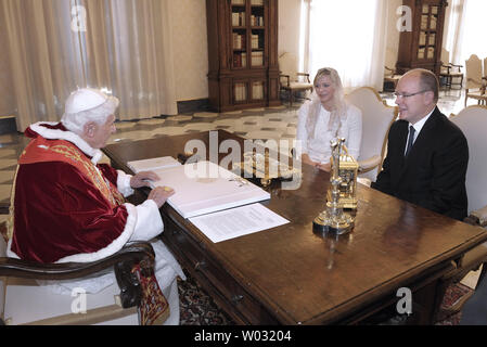 Papst Benedikt XVI. empfängt Fürst Albert II. von Monaco und seiner Frau Prinzessin Charlene in seiner privaten Bibliothek im Vatikan am 12. Januar 2013. UPI/Stefano Spaziani Stockfoto