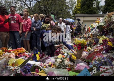 Große Menschenmassen kam heraus zu ehemaligen Nelson Mandela's Home in der Johannesburger Vorort von Houghton ihren Respekt zu bekunden und sein Leben, Südafrika feiern, 7. Dezember 2013. Mandela, der ehemalige südafrikanische Präsident und ein Symbol der Anti-Apartheid-Bewegung, starb am 5. Dezember im Alter von 95 Jahren nach Komplikationen von einem wiederkehrenden Lungenentzündung. UPI/Charlie Schuster Stockfoto