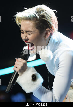 Miley Cyrus führt während der heißen 99,5 Jingle Ball Konzert im Verizon Center in Washington, D.C. am 16. Dezember 2013. UPI/Kevin Dietsch Stockfoto