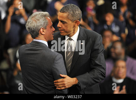 Us-Präsident Barack Obama (R) Umarmungen Bürgermeister von Chicago, Rahm Emanuel, nachdem er durch den Bürgermeister am Hyde Park Academy in Chicago am 15. Februar 2013 eingeführt. Obama zurück in seine Heimatstadt heute die Waffengewalt, dass Chicago gequält hat und in seiner Ansprache vorgeschlagen, Studenten und Gäste an einer Südseite High School, dass strengere Waffengesetze, die Einbeziehung der Gemeinschaft und die Verbesserung der städtischen wirtschaftlichen Bedingungen hilft. UPI/Brian Kersey Stockfoto