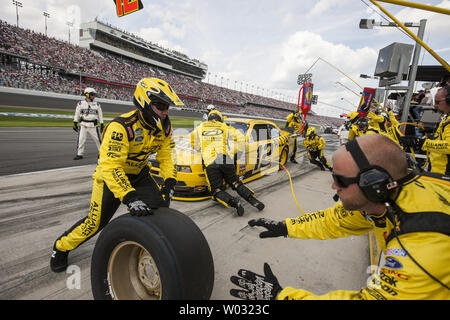 Sam Hornish jr. Gruben seine Allianz Lkw-teile Ford während der NASCAR Nationwide Series Antrieb 4 COPD 300 Auto Rennen auf dem Daytona International Speedway in Daytona Beach, Florida, 23. Februar 2013. UPI/Mark Wallheiser Stockfoto