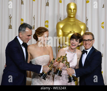 (L - R) Schauspieler Daniel Day-Lewis, Schauspielerin Jennifer Lawrence, die Schauspielerin Anne Hathaway und Schauspieler Christoph Waltz halten ihre Oscars backstage bei den 85. Academy Awards in Hollywood und Highland Center im Hollywood Abschnitt von Los Angeles, am 24. Februar, 2013. UPI/Jim Ruymen Stockfoto