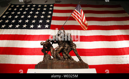 Die ursprünglichen Putz Marquette für die ursprüngliche Iwo Jima Denkmal ist auf Anzeige bei Bonhams in New York City am 19. Februar 2013. Bonhams Auktion Haus in New York verkauft das Denkmal in seinem 'Weltkrieg II: Die Pacific Theater' Verkauf am 22. Februar. Ein Bildhauer in der US-Marine, Felix De Weldon, berühmt erstellt das Denkmal im Jahr 1945. Es war von einem Pulitzer Prize winning Foto von Joe Rosenthal am 23. Februar desselben Jahres. UPI/John angelillo Stockfoto