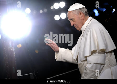 Papst Franziskus leitet die Via Crucis (Kreuzweg) Fackelzug am Karfreitag vor dem Kolosseum in Rom am 29. März 2013. UPI/Stefano Spaziani Stockfoto