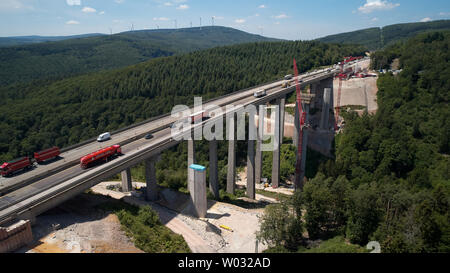 Stromberg, Deutschland. 24. Juni, 2019. Luftbild mit einer Drohne genommen wird, zeigt die Baustelle eines Viadukt über die Autobahn A61 in der Nähe von Stromberg. Viele Reparaturarbeiten konnte nur bei bestimmten Temperaturen durchgeführt werden, bei Tageslicht und an bestimmten Luftfeuchtigkeit. (Dpa' keine Freude für die Reisenden - große Baustellen in der Mitte der Schulferien') Quelle: Thomas Frey/dpa/Alamy leben Nachrichten Stockfoto