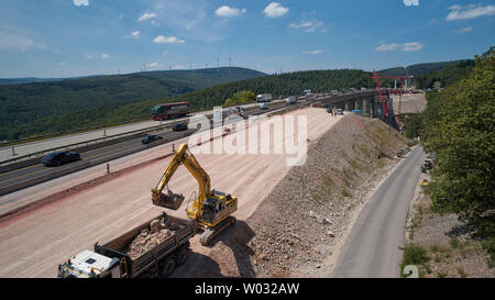 Stromberg, Deutschland. 24. Juni, 2019. Luftbild mit einer Drohne genommen wird, zeigt die Baustelle eines Viadukt über die Autobahn A61 in der Nähe von Stromberg. Viele Reparaturarbeiten konnte nur bei bestimmten Temperaturen durchgeführt werden, bei Tageslicht und an bestimmten Luftfeuchtigkeit. (Dpa' keine Freude für die Reisenden - große Baustellen in der Mitte der Schulferien') Quelle: Thomas Frey/dpa/Alamy leben Nachrichten Stockfoto