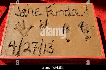 Schauspielerin Jane Fondas Zement Plaque ist nach ihrem Handabdruck & footprint Zeremonie als Teil der 2013 TCM klassischen Film Festival in TCL Chinese Theatre in Los Angeles gesehen am 27. April 2013. Fonda ist eine US-amerikanische Schauspielerin, Schriftstellerin, politische Aktivistin, ehemaliges Model und Fitness Guru. Sie stieg auf Ruhm in den 60er Jahren mit Filmen wie "Schießen Sie Pferde, nicht wahr", "Barbarella" und "Cat Ballou". Sie hat zwei Academy Awards, einen Emmy Award, drei Golden Globes gewonnen und erhielt mehrere andere Film Awards und Nominierungen während mehr als 50 Jahren als Schauspielerin. Nach 15 Jahren in den Ruhestand, Sie we Stockfoto