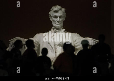 Eine Statue von Präsident Abraham Lincoln dominiert den Innenraum des Lincoln Memorial für Touristen bei Mondaufgang und Sonnenuntergang auf der National Mall in Washington, DC am 22. Juni 2013 besuchen. Die größte Vollmond des Jahres zur National Mall Attraktionen auf einer ruhigen warmen Nacht in der Hauptstadt der Nation hinzugefügt. Die klassizistische Denkmal ist Hingabe zum 16. Präsident der Vereinigten Staaten. UPI/Pat Benic Stockfoto