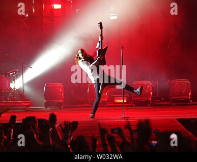 Sänger Jared Leto führt im Konzert mit 30 Sekunden zum Mars im Grand Palais in Paris am 9. Juli 2013. UPI/David Silpa Stockfoto