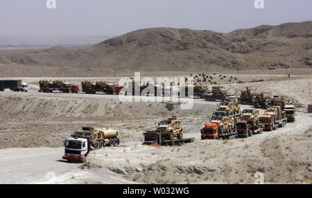 Die pakistanischen Lastwagen mit Nato und US-Militär Fahrzeuge überqueren Sie die quetta Chaman Autobahn an Kojak Pass Grenzgebiet nach dem Verlassen des südlichen Afghanistan Provinz Kandahar in der Nähe von Chaman, Pakistan am 25. Juli 2013. Die Lkw fahren in den Hafen von Karachi, Pakistan als Faltblatt weiter, Beenden einer NATO/USA seit zehn Jahren andauernden militärischen Kampf Engagement in Afghanistan bis Ende 2014. Es gibt etwa 60.000 amerikanische Soldaten in Afghanistan. UPI/Matiullah Achakzai Stockfoto