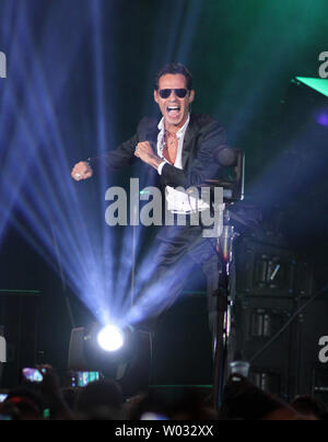 Marc Anthony führt im Konzert an der American Airlines Arena in Miami am 23 August, 2013. UPI/Michael Busch Stockfoto