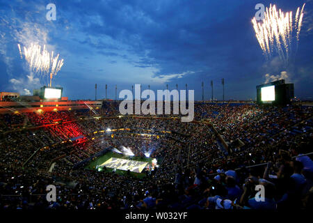 Feuerwerk gehen während der öffnung Nacht Zeremonien bei Arthur Ashe Stadium am Tag einer an den US Open Tennis Championships am USTA Billie Jean King National Tennis Center in New York City am 26. August 2013. UPI/John angelillo Stockfoto