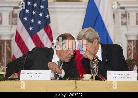 Us-Außenminister John Kerry (rechts) im Gespräch mit dem russischen Außenminister Sergej Lawrow bei einem Treffen an der Staatlichen Abteilung am 9. August 2013 in Washington, D.C. UPI/Kevin Dietsch Stockfoto