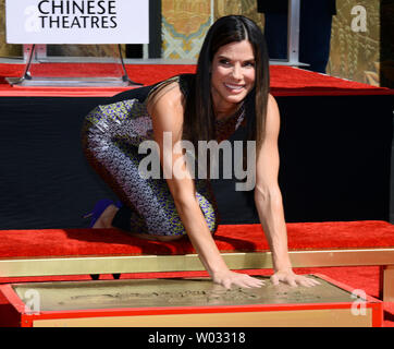 Schauspielerin Sandra Bullock nimmt an einem Hand- und Fußabdruck Zeremonie, ihre Hände und Füße in feuchtem Zement Platzierung auf dem Vorplatz des TCL Chinese Theatre (ehemals Grauman's), in der Hollywood in Los Angeles am 25. September 2013. UPI/Jim Ruymen Stockfoto