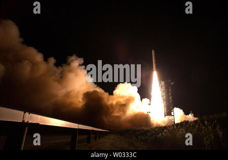 Die NASA Lunar Atmosphäre und Staub Umwelt Explorer (Ladee) Sternwarte startet an Bord der Minotaur V-Rakete aus dem Mittelatlantischen Regional Spaceport (MARS) des NASA Wallops Flight Facility in Virginia, Freitag, Sept. 6, 2013. LADEE ist eine robotische Mission, die der Mond, wo es noch nie da gewesene Informationen über die Umgebung rund um den Mond und Wissenschaftler ein besseres Verständnis der anderen Planeten in unserem Sonnensystem und darüber hinaus die Umlaufbahn. UPI/C. Cioffi/NASA Stockfoto