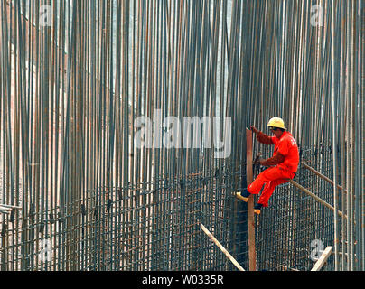 Ein Bauarbeiter Bindungen Stahl Betonstahl zusammen an einem Entwicklungsprojekt in Shenzhen, einer größeren Stadt in der südchinesischen Provinz Guangdong am 22. Oktober 2013. China hat eine Smart City Programm landesweit als Teil seiner Bemühungen, Wege eine neue Art von Urbanisierung zu fördern erforschen eingeleitet. UPI/Stephen Rasierer Stockfoto