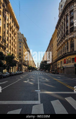 Der Obelisk (El Obelisco), das bekannteste Wahrzeichen in der Hauptstadt Buenos Aires, Argentinien. Stockfoto