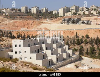 Eine Übersicht über die neuen jüdischen Wohnungen in der Siedlung Pisgat Zeev, nördlich von Jerusalem, in der West Bank, 5. November 2013. Der israelische Premierminister Benjamin Netanjahu verkündet, dass Israel 5000 neue Wohneinheiten in Ost-Jerusalem und im Westjordanland, die nach dem Loslassen 26 palästinensischen Gefangenen in der letzten Woche bauen. US-Außenminister John Kerry kommt in Israel heute Abend Gespräche mit israelischen und palästinensischen Führer zu halten Morgen. Die Palästinenser unter israelischer Siedlungen als Haupthindernis in den Friedensverhandlungen. UPI/Debbie Hill Stockfoto