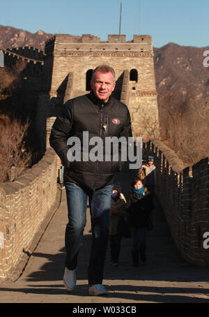 San Francisco 49ers Super und NFL Hall of Fame Quarterback Joe Montana besucht die Große Mauer von China außerhalb von Peking am 18. November 2013. Montana ist auf fünf - Tag, drei Stadt Reise nach China als Botschafter der NFL American Football im Land zu fördern. UPI/Stephen Rasierer Stockfoto
