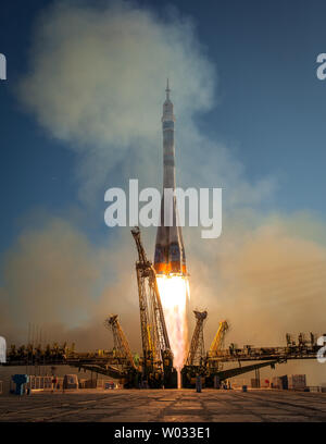 Die Sojus TMA-11 M Rakete ist mit Expedition 38 Sojus Commander Mikhail Tyurin von Roskosmos, Flugingenieur Rick Mastracchio der NASA und Flugingenieur Koichi Wakata der Japan Aerospace Exploration Agency auf dem Kosmodrom Baikonur in Kasachstan am 7. November 2013 an Bord gestartet. Die olympische Fackel wurde mit der Mannschaft der Expedition 38 zur Internationalen Raumstation ISS gestartet. Es wird von einem Modul zum nächsten weitergegeben und auf seinen ersten Weltraumspaziergang am 9. November mit zwei russischen Kosmonauten im Rahmen der internationalen Relais. UPI/Carla Cioffi/NASA Stockfoto