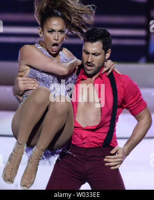 Sängerin Jennifer Lopez führt eine Hommage an die legendäre Sängerin Celia Cruz bei der 41st jährlichen American Music Awards bei Nokia Theatre L.A. statt Leben in Los Angeles am 24 November, 2013. UPI/Jim Ruymen Stockfoto