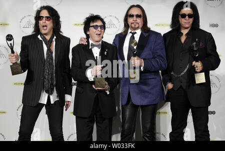 Mitglieder Paul Stanley, Ace Frehley, Peter Criss, Gene Simmons Kiss in der Presse ankommen, nachdem am 29. jährliche Rock and Roll Hall of Fame induction Zeremonien bei Barclays Center in New York City am 10. April 2014 eingesetzt werden. UPI/John angelillo Stockfoto