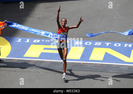 Women's Elite runner Rita Jeptoo aus Kenia über die Ziellinie fährt die Women's Division von 118 Boston Marathon in Boston, Massachusetts am 21. April 2014 zu gewinnen. UPI/Matthew Healey Stockfoto