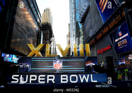 Ein Arbeiter fegt eine Bühne im Times Square am NFL Super Bowl Boulevard Lüfter Erfahrung, die 13 Blocks vom Broadway in Downtown Manhattan, New York am Mittwoch, 30. Januar 2014. Super Bowl XLVIII Fans aus der Denver Broncos und Seattle Seahawks füllen die Straßen, wie sie für das Spiel am Sonntag lesen, 2. Februar 2014. UPI/Pat Benic Stockfoto