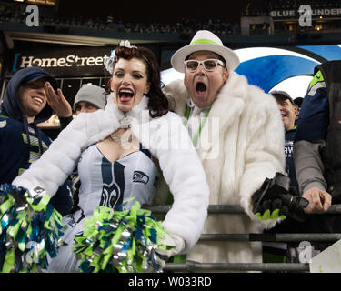 Seattle Seahawks Fans jubeln auf die Seahawks gegen die San Francisco 49ers im NFC Championship Game an Centurylink Feld in Seattle, Washington, am 19. Januar 2014. Seahawks schlagen die 49ers 23-17. UPI/John Lill Stockfoto