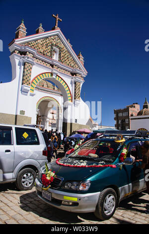 Auto für Segen bereit, ein einzigartiges Ritual an der Basílica de Nuestra Señora in Copacabana, Bolivien Stockfoto