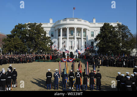 Us-Präsident Barack Obama hört wie der französische Präsident François Hollande bei seinem Staatsbesuch Ankunft auf dem Südrasen des Weißen Hauses in Washington, DC am 11. Februar 2014 spricht. Frankreich gilt als Amerikas älteste Bündnispartner. UPI/Pat Benic Stockfoto