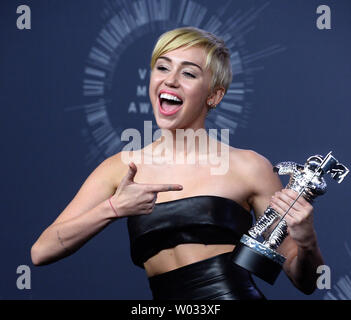 Sängerin Miley Cyrus, Sieger der Video des Jahres Award für "ABRISSBIRNE", stellt backstage bei den 2014 MTV Video Music Awards im Forum in Inglewood, Kalifornien am 24. August 2014. UPI/Jim Ruymen Stockfoto
