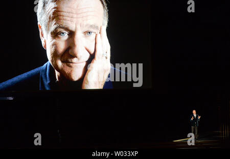 Robin Williams ist auf dem Bildschirm gesehen, wie Billy Crystal während einer In Memoriam Tribut während der Primetime Emmy Awards im Nokia Theater in Los Angeles am 25 August, 2014 spricht. UPI/Pat Benic Stockfoto